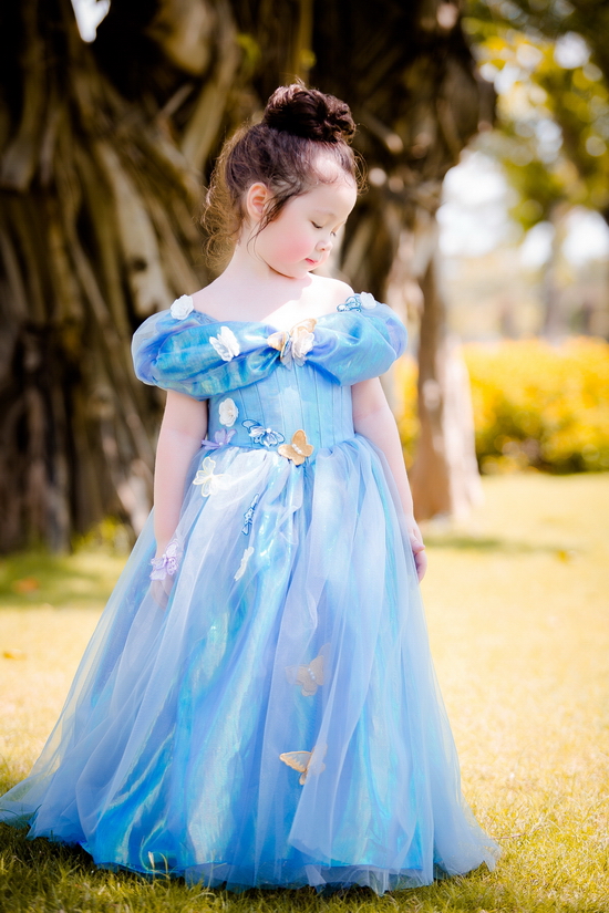  Elly Trần tiết lộ bé Cadie rất yêu thích nhân vật Cinderella nên “xin” mẹ cho mình được “diện” thêm chiếc đầm bướm của nhân vật này trong phiên bản điện ảnh.