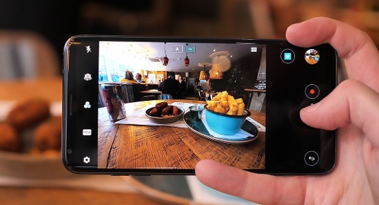Giống như các mẫu smartphone cao cấp hiện nay, LG V30 có camera kép ở mặt sau với một camera góc rộng (13MP, khẩu độ f/1.9) và một camera thông thường (16MP, khẩu độ f/1.6 - độ mở ống kính lớn nhất thế giới hiện nay trên smartphone) có khả năng chụp trong điều kiện ánh sáng yếu tốt nhất hiện nay. 
