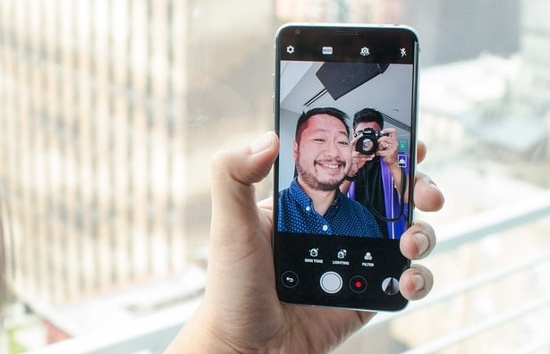Camera trước của LG V30 có độ phân giải 5MP và cũng là camera góc rộng, cho phép chọn giữa hai chế độ selfie: góc rộng để chụp nhóm và cận cảnh để chụp đơn. Không thể smartphone của LG chụp ảnh rất đẹp, nhưng vẫn không thể so với Samsung, Apple và giờ là  Google. 