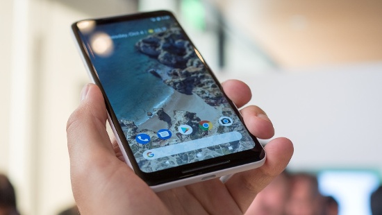 Tuy nhiên do Pixel 2 XL được cài đặt sẵn Android 8.0 Oreo mới nhất nên tạm thời chiếm ưu thế về khả năng tiết kiệm pin và đa nhiệm. LG V30 chạy Android 7.1.2 Nougat nhưng sẽ sớm có được bản cập nhật lên Android 8.0 mới nhất, dù vậy nếu có bản cập nhật hệ điều hành mới hơn thì điện thoại của Google vẫn đi trước một bước.