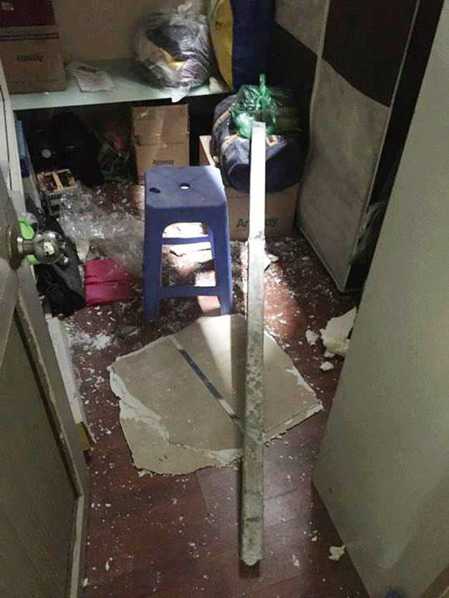 Một thanh sắt xuyên thủng mái rơi vào trong phòng.