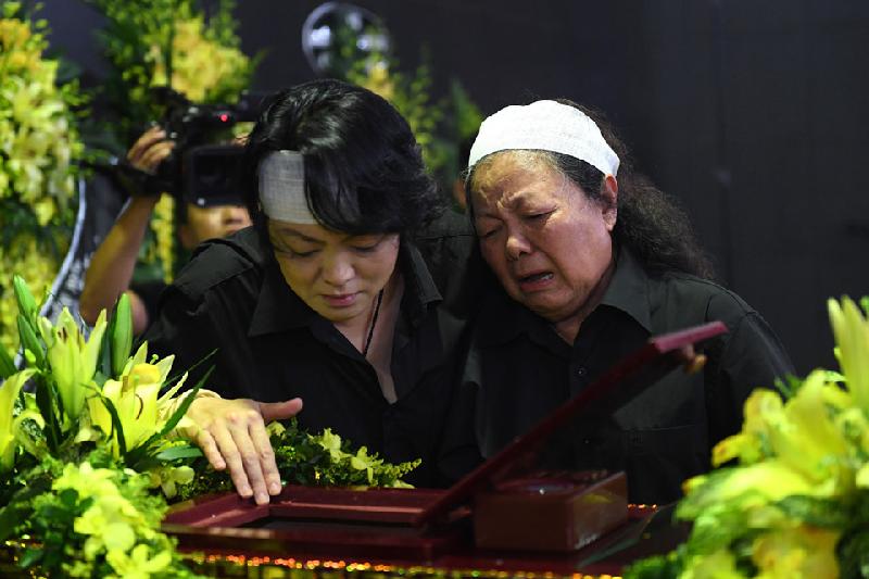 Bà Đào Kim Oanh - vợ PGS Văn Như Cương - cùng con gái nhìn ông lần cuối.