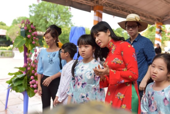 Trang Nhung cùng hai con gái của mình chọn hình ản dịu dàng trong chiếc áo dài truyền thống mộc mạc mà trang trọng trong ngày đặc biệt này