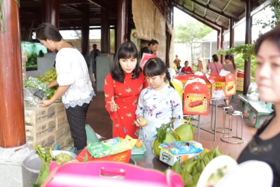 Tại đây, dưới sự dẫn dắt của nữ ca sĩ Trang Nhung, các bé cũng hiểu thêm ý nghĩa về ngày giỗ Tổ nghề và ý thức được sự tôn kính, trân trọng dịp đặc biệt này.
