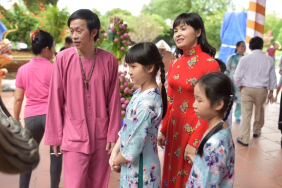 Trang Nhung dẫn hai con gái đi cúng Tổ sân khấu