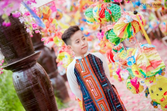 Chàng trai sinh năm 2008 Hải Nam chững chạc trong trang phục truyền thống