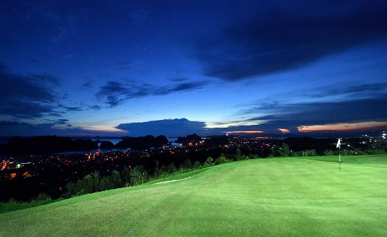Với hệ thống đèn 18 hố, các golfer sẽ có trải nghiệm mới lạ khi chơi vào ban đêm