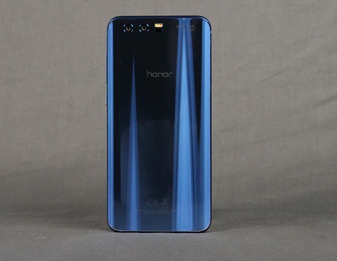 7. Honor 9. Honor 9 vẫn mạnh mẽ như người anh lớn của nó, Honor 8. Mô hình có thiết kế bằng kính đẹp mắt, bộ xử lý mạnh mẽ (giống như Huawei P10) và chất lượng ảnh chụp tuyệt vời. Điểm đánh giá: 8,62/10. Giá nhà sản xuất: 429 euros (khoảng 11,5 triệu đồng). 