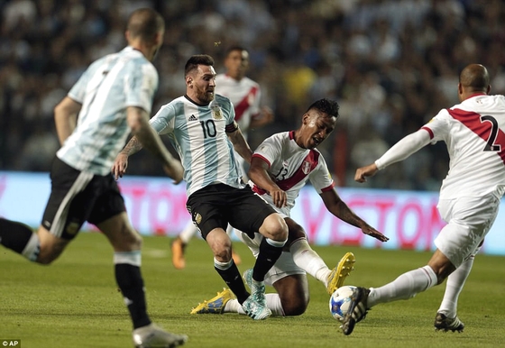 Thi đấu rất năng nổ nhưng Messi không thể chọc thủng lưới Peru