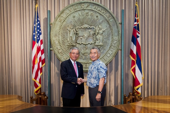 Đại sứ Phạm Quang Vinh trong cuộc gặp với Thống đốc bang Hawaii David Ige