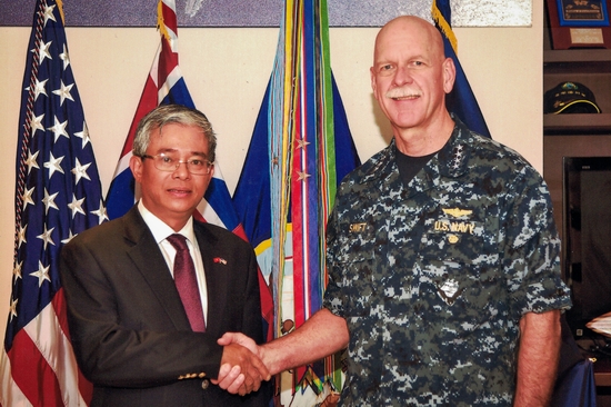 Đại sứ Phạm Quang Vinh và Đô đốc, Tư lệnh Hạm đội Thái Bình Dương Scott Swift