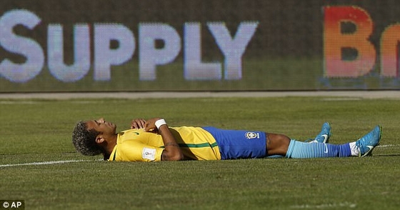 Neymar nằm vật trên sân để thở!