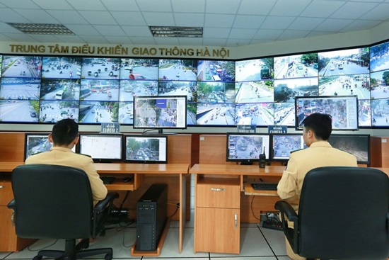 Hàng trăm camera giao thông được lắp đặt tại Hà Nội để ghi hình những vi phạm giao thông. Ảnh: H.N