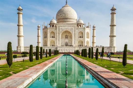 Quần thể lăng mộ Taj Mahal – một trong 7 kỳ quan của thế giới – một đại công trình kiến trúc bằng đá cẩm thạch trắng, là hình mẫu tuyệt vời của kiến trúc Mogon với sự kết hợp các kiến trúc Ba Tư, Thổ Nhĩ Kỳ, Ấn Độ và Hồi giáo. Ngôi đền này do vua Shah Jahan xây dựng thế kỷ 17 để tưởng nhớ hoàng hậu Mumtaz Mahal, được xem là biểu tượng của tình yêu vĩnh cửu và thơ mộng. Sau đó, du khách có thể đi tham quan Agra Fort – pháo đài bằng sỏi, do hoàng đế Mughal xây năm 1569 nằm trải dài trên sông Yamuna. Bạn cũng có thể di chuyển đến Jaipur – nơi được mệnh danh là 