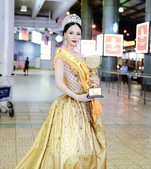 Á hậu Ngọc Quỳnh đã về đến thủ đô Hà Nội sau cuộc chinh chiến thành công mỹ mãn tại đấu trường nhan sắc Hoa hậu Doanh Nhân Hoàn Vũ - Ms Universe Business 2017 tại Nhật Bản.