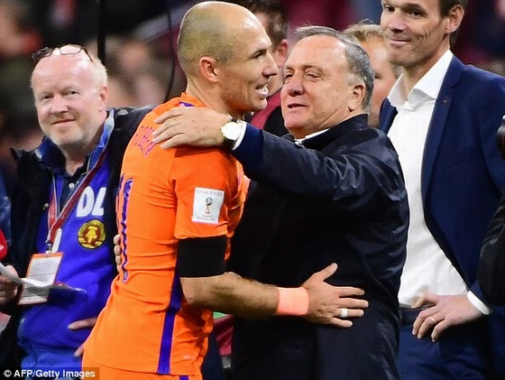 Robben ôm tạm biệt ông thày Dick Advocaat sau trận thắng trước Thụy Điển