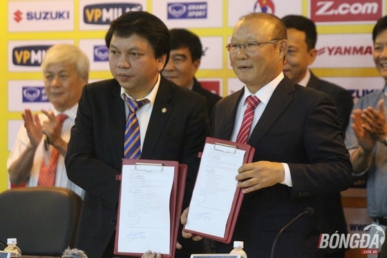VFF và HLV Park Hang Seo ký kết bảng hợp đồng có thời hạn 2 năm. Ảnh: Giang Nguyễn.