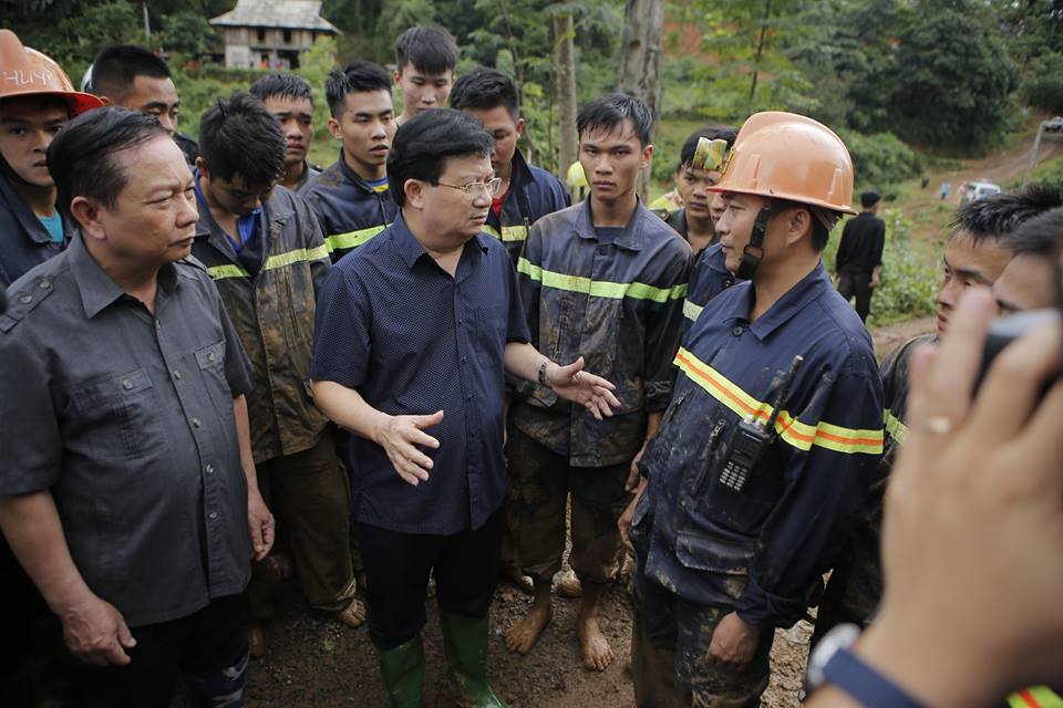 Phó Thủ tướng chỉ đạo lực lượng cứu hộ tại hiện trường vụ sạt lở đất
