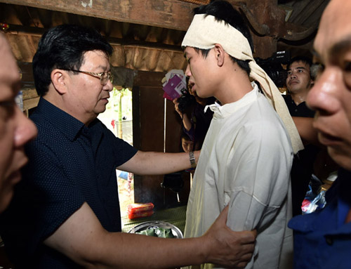 Phó Thủ tướng chia sẻ nỗi đau của gia đình mất người thân trong vụ lở đất. Ảnh: VGP