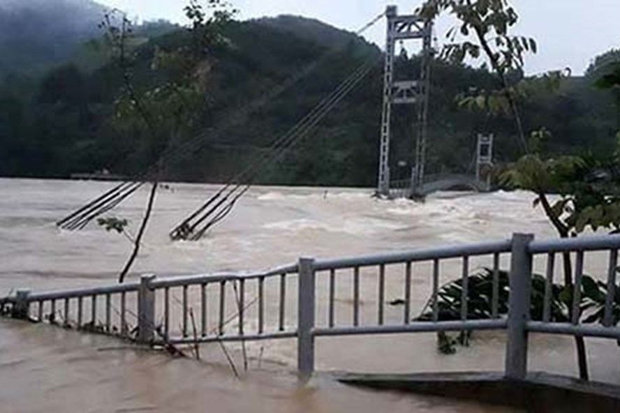 Một cây cầu treo tại Thanh Hóa bị tàn phá. Ảnh: Thái Sơn