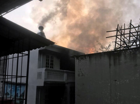 Hà Nội: Ngôi nhà 5 tầng bỗng dưng bốc cháy