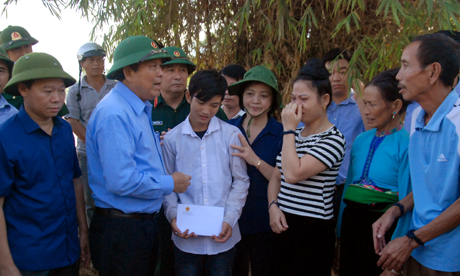 Phó Thủ tướng Thường trực Trương Hòa Bình thăm hỏi, động viên và chia sẻ mất mát với gia đình gặp nạn. Ảnh: VGP
