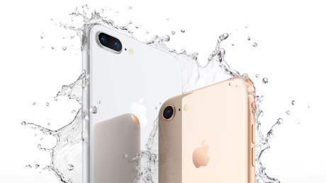 Phần lưng làm bằng kim loại: Phần lưng của iPhone 8 và iPhone X làm bằng kính cho mục đích sạc không dây. Do đó, chúng khá dễ vỡ. Ốp lưng của iPhone 6S làm bằng nhôm nên bền hơn.