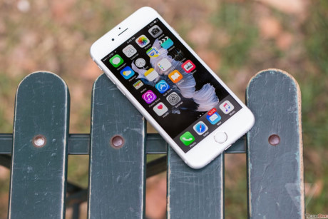 Màn hình đẹp: Apple đã bổ sung nhiều tính năng điều chỉnh màn hình mới cho iPhone 8 và iPhone X. Tuy không có những tính năng này, màn hình của iPhone 6S có cùng độ phân giải với iPhone 8. Khả năng điều chỉnh màu sắc màn hình khi mở các trình duyệt, ứng dụng, game, xem video và ảnh của iPhone 6S cũng rất tốt.