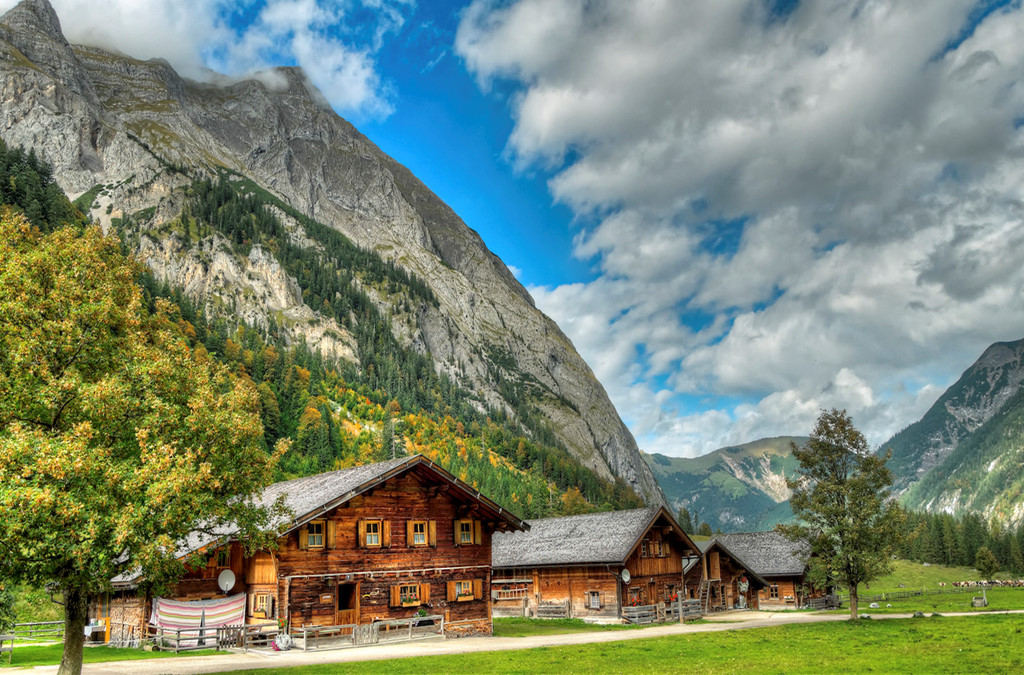 Ahornboden, Áo: Ahornboden nằm gần Innsbruck thuộc vùng Silver của Áo, ở độ cao hơn 1000m trên dãy Alps giữa những đỉnh núi đá cao vút. Ở đây, bạn sẽ tìm thấy những đồng cỏ cao nguyên yên tĩnh với hàng ngàn cây phong rải rác thay lá vàng mỗi dịp thu đến. Thời điểm này là mùa trung gian với lượng khách du lịch giảm đáng kể, bạn sẽ có nhiều cơ hội với du lịch giá rẻ. Ảnh: Novofotoo/Fflickr.
