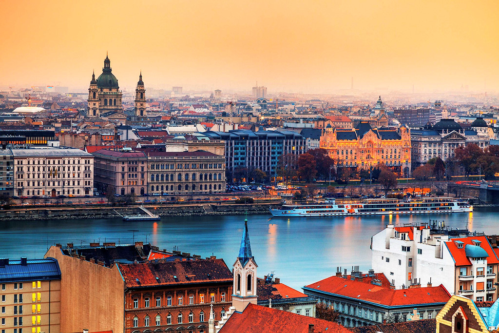 Budapest, Hungary: Khi cái nóng mùa hè nguội dần và nhiệt độ dao động ở mức 20 độ C, Budapest trở thành điểm đến mùa thu lý tưởng. Đây là thành phố tuyệt vời để dạo bộ, lang thang trên những con phố quanh co và khám phá những quán cà phê ấm cúng. Ngoài ra, khách du lịch cũng có thể ghé thăm và trải nghiệm rượu vang ở các khu vực lân cận như Eger, Tokaj, Villany, hoặc lái xe đến Danube Bend để tận hưởng màu sắc của mùa thu. Ảnh: John & Tina Reida. 