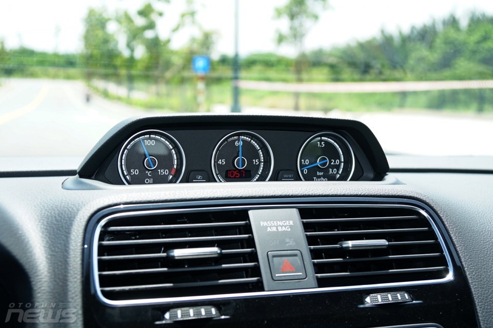 Cụm đồng hồ bấm giờ, đồng hồ nhiệt và đồng hồ áp suất nạp của turbo tăng áp mang cảm giác như một mẫu xe đua.
