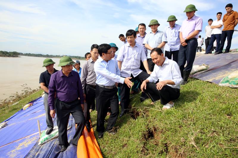 Phó Thủ tướng Phạm Bình Minh đi thị sát tuyến đê sông Chu bị sạt lở tại xã Thọ Trường, huyện Thọ Xuân. Ảnh: VGP/Hải Minh