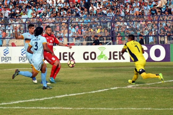 Thủ môn Indonesia chết trên sân sau va chạm với đồng đội!
