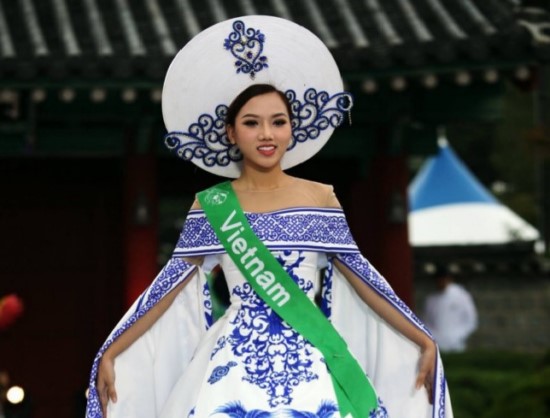 Hoàng Thu Thảo tỏa sáng trên sân khấu Miss Global Beauty Queen 2017