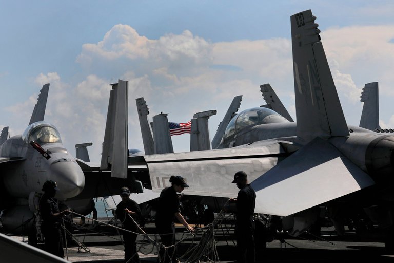 Hình ảnh trên tàu sân bay USS Ronald Reagan đang tham gia cuộc tập trận
