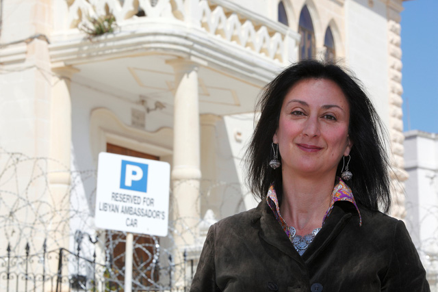 Nữ nhà báo điều tra Daphne Caruana Galizia chụp ảnh ở bên ngoài đại sứ quán Libya tại Valletta, thủ đô Malta 
