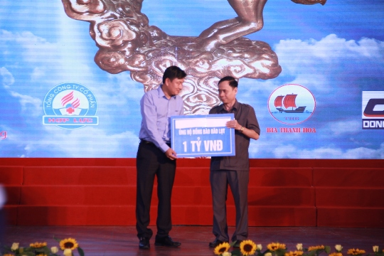 Đại diện Tập đoàn FLC trao tặng 1 tỷ đồng hỗ trợ khẩn cấp Thanh Hoá sau thiên tai trong “Lễ tôn vinh doanh nghiệp và doanh nhân tiêu biểu 2017”
