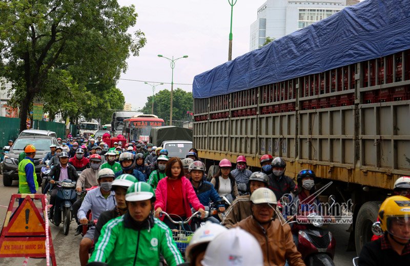 Việc đánh chuyển, chặt hạ số cây trên đường Phạm Văn Đồng để phục vụ thi công dự án mở rộng đường vành đai 3 đoạn Mai Dịch - cầu Thăng Long thi công vào ban ngày gây ùn tắc nghiêm trọng trên toàn tuyến