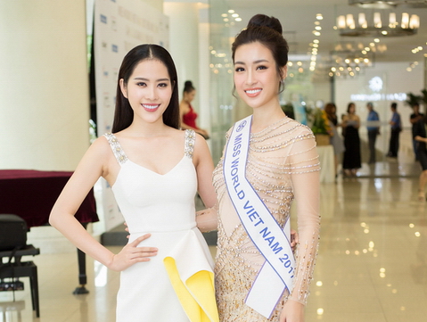 Nam Em đến dự tiệc chia tay Mỹ Linh lên đường dự thi Hoa hậu Thế giới