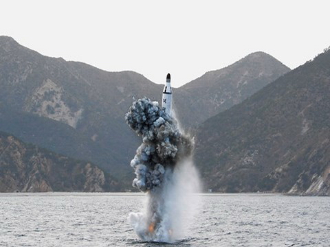 Triều Tiên lại đóng tàu ngầm phóng tên lửa mới