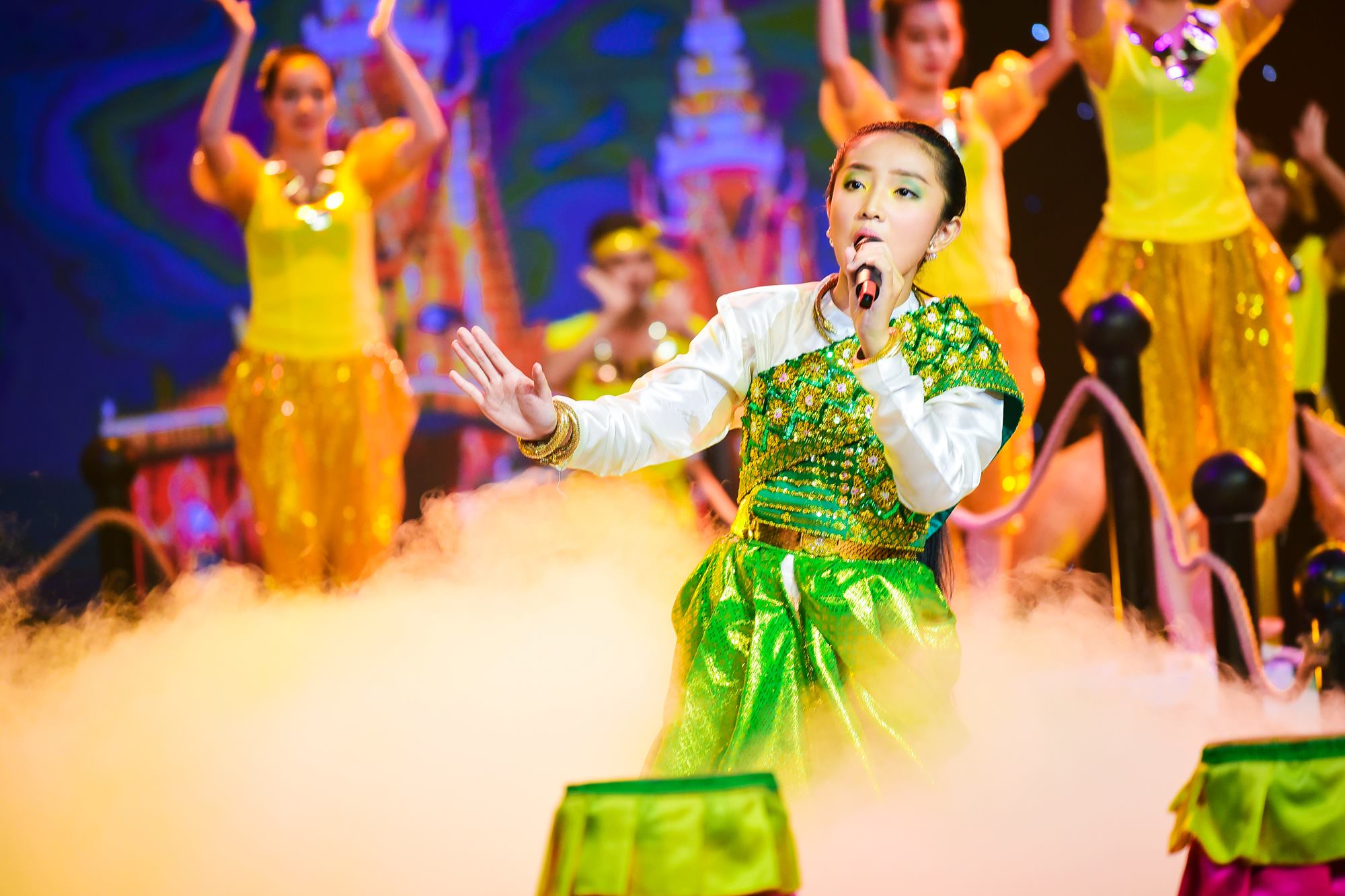 Trong chủ đề Mùa lễ hội , con gái út 11 tuổi của nghệ sĩ Cẩm Hiền khiến khán giả ngẩn ngơ trước vẻ đẹp của thiếu nữ Khơ - Me miền Tây Nam Bộ. 