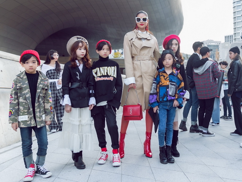 Phạm Hương gây 'náo loạn' đường phố Seoul Fashion Week