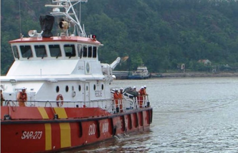 Tàu SAR- 273 đã rời biển Cửa Lò đi tham gia tìm kiếm ba thuyền viên và sà lan QN 8359.
