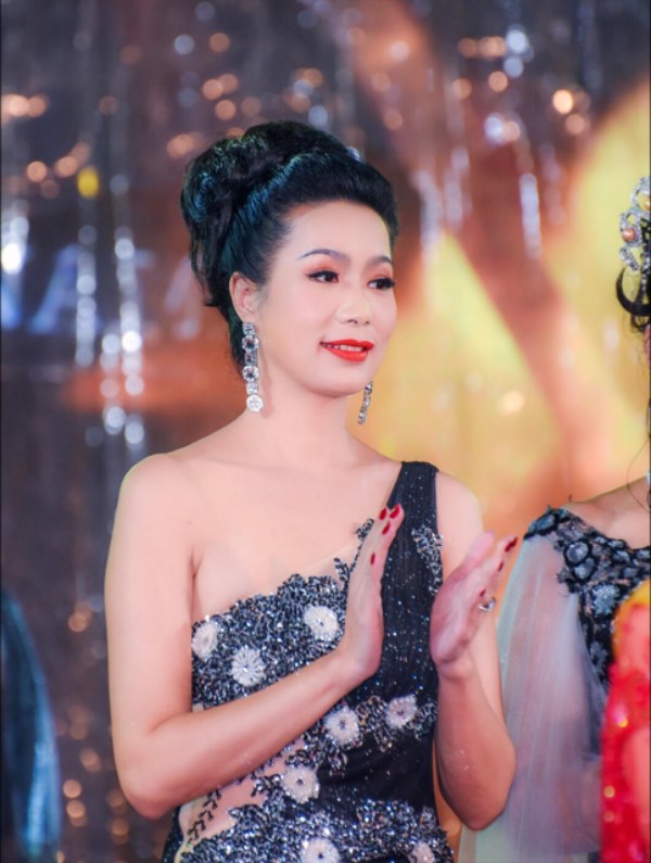 Trong chiếc đầm dạ hội được đính kết tinh tế, quyến rũ, Trịnh Kim Chi khoe được sắc vóc không thua kém nhiều người đẹp khác.