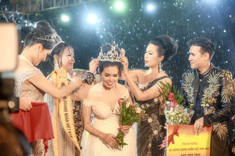 Trịnh Kim Chi cùng các thành viên khác đã trao vương miện Nữ hoàng Doanh nhân Việt Nam 2017 cho người xứng đáng nhất. 