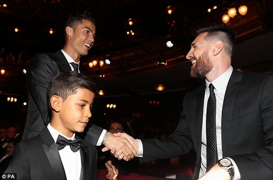 C.Ronaldo và Messi tươi cười bắt tay
