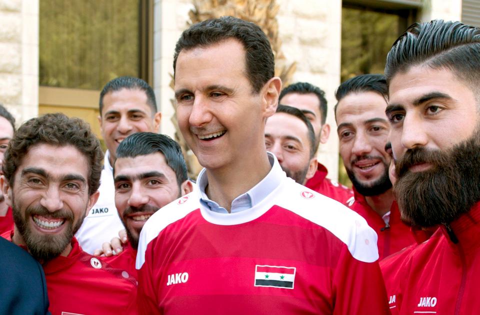 Tổng thống Syria Bashar al-Assad vui vẻ bên đội bóng vừa gây ấn tượng tại vòng loại World Cup
