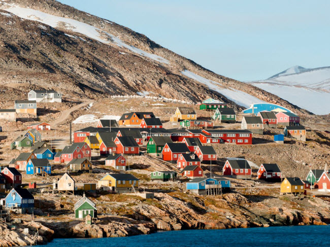 Ittoqqortoormiit, Greenland: Được thành lập từ năm 1925, thị trấn Ittoqqortoormiit nằm cách xa các khu dân cư khác ở Greenland. Khoảng 450 cư dân ở đây sống du cư và di chuyển bằng xe chó kéo, trong khi du khách tới thị trấn này để ngắm ánh sáng bắc cực quang và kỳ quan thiên nhiên.