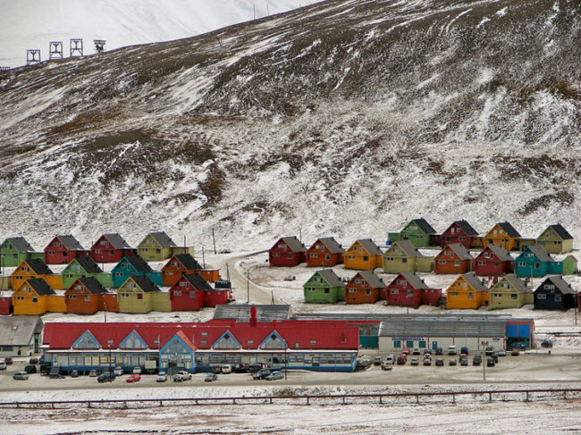Longyearbyen, Na Uy: Longyearbyen là thị trấn cực bắc của thế giới. Người chết ở đây được chuyển tới chôn ở nơi khác vì xác không thể phân hủy trong điều kiện lạnh giá ở Bắc Cực. Du khách có thể tới thị trấn này bằng máy bay từ thành phố Oslo với tấn suất 3 chuyến/tuần.