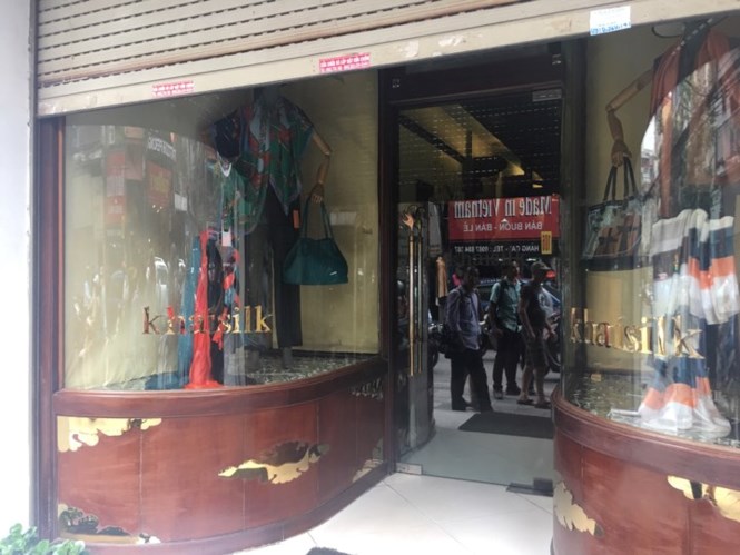 Cửa hàng Khaisilk ở Hà Nội bị kiểm tra